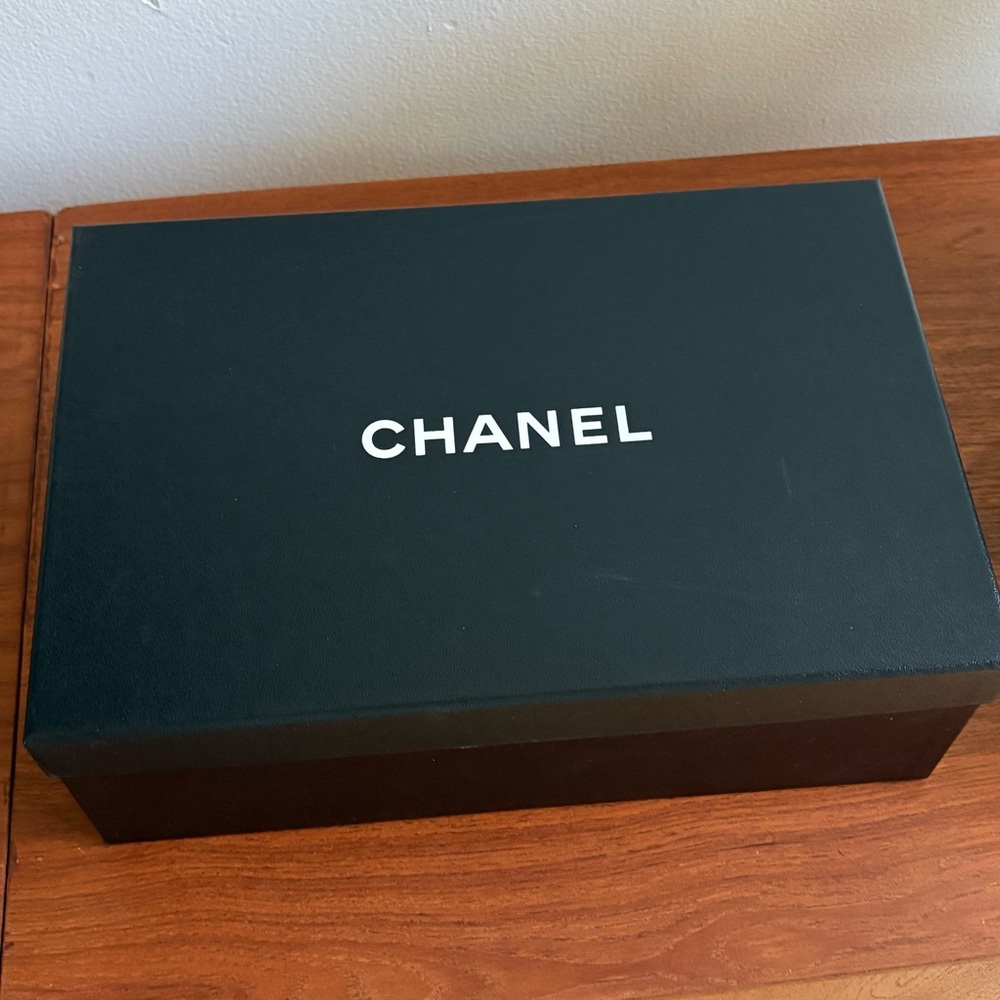 CHANEL Beige and Black Slingback Flats - Picture 10 of 10